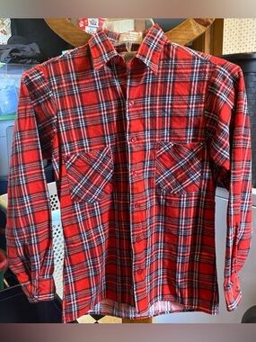 Men's Red Plaid Flannel Shirt - Classic Button-Up Size Small